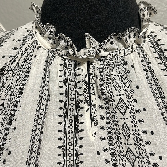 NWT E&M Black and White Print High Neck with Butterfly Sleeves SMALL - Picture 4 of 6